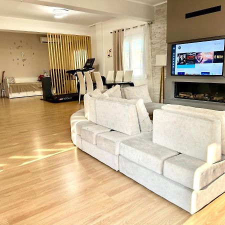 Cozy Apartment With Parking Near The City Center Atena Exterior foto