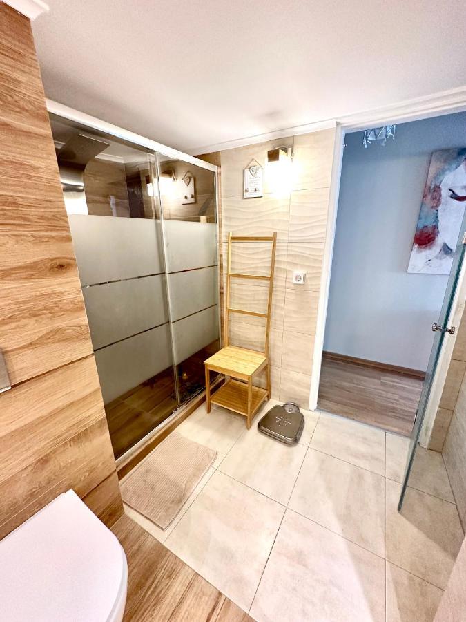 Cozy Apartment With Parking Near The City Center Atena Exterior foto