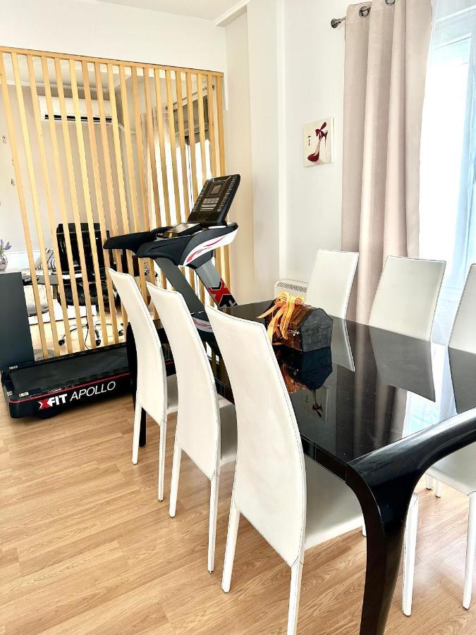 Cozy Apartment With Parking Near The City Center Atena Exterior foto